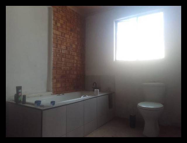 4 BEDROOM HOUSE FOR SALE IN PROTEA GLEN